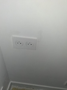 Photo de galerie - Pose d’une double prise encastrée Schneider Odace – finition propre, photo après travaux.
