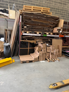 Photo de galerie - évacuation et tri de déchets dans un entrepôt 