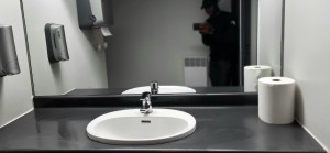 Photo de galerie - Lavabo,vitrines 
