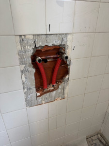 Photo de galerie - Remise aux normes des alimentations de douche Modification des arrivées d’eau et correction de l’entraxe à 15 cm pour pose de mitigeur standard. Ouverture murale, adaptation de la tuyauterie cuivre et préparation pour finition.