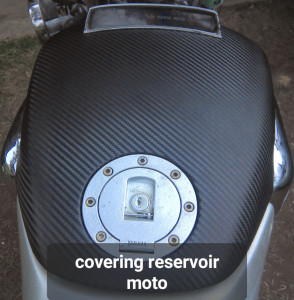 Photo de galerie - Pose d'un film covering sur reservoir moto 