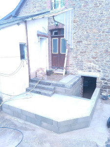 Photo de galerie - Création d'une ouverture d'accès en cave, escalier granit, muret en parpaing bancheurs, dalle béton
