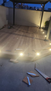 Photo de galerie - Pose de lumière avec interrupteur une fois la terrasse bois exotique terminée.
Client satisfait 