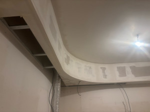 Photo de galerie - Réalisation d’un caisson en placot retombant de 60 x 30cm  pour encastrement  de spot avec cintres dans l’angle d’un mur sur 12 mm