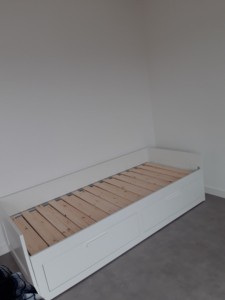 Photo de galerie - Montage meuble en kit! Ici un lit canapé ikea