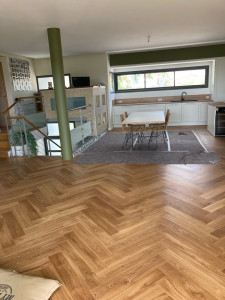 Photo de galerie - Pose d’un parquet rompu dans un salon 