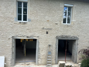 Photo de galerie - Deux ouvertures réalisées sur un mur en pierre de 80 cm d’épaisseur.