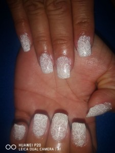 Photo de galerie - Pose gel plus rallonge capsule avec déco dentelles. 