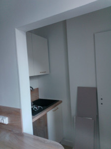 Photo de galerie - Restauration d'une cuisine, ratissage complet des supports et peinture 