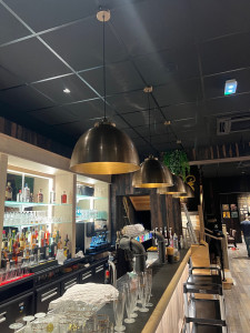Photo de galerie - Pose suspension au dessus du bar d’un restaurant 