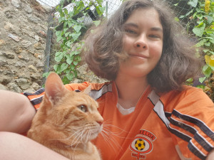 Photo de galerie - Chamallow a fait de très beaux progrès de sociabilité ! Encore récemment, il faisait ses griffes sur les bénévoles du refuge. Ce dimanche, il est pourtant venu sur mes genoux et s'est montré très réceptif aux câlins. 