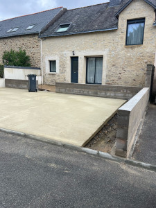 Photo de galerie - Réalisation des mur de séparation entre la dalle de parkings et de la préparation de pavés devant la maison . 