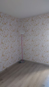 Photo de galerie - Pose tapisserie dans une chambre.