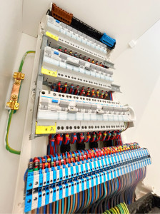 Photo de galerie - Création d’un tableau électrique sur bornier