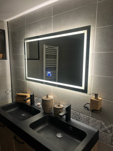 Photo de galerie - Pose d’un miroir lumineux
