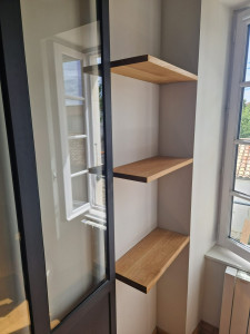 Photo de galerie - Réalisation d'étagères en chêne massif avec fixation invisible