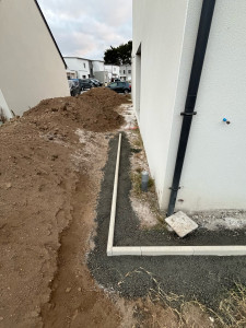Photo de galerie - Pose de bordure pour bande de propreté 