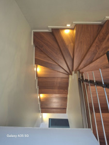 Photo de galerie - Habillage escalier béton avec parquet chêne massif 
