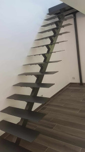Photo de galerie - Escalier d'intérieur en acier thermolaquée en noir.
