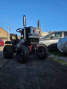 Photo de galerie - Tracteur tondeuse équipé d'un moteur de yamaha 600 r thundercat de 100ch avec un chassis entieremenr fait main avec des tibe carrés des 3mm epaisseur  par 3cm coter coupler de train avant et arriere de quad  