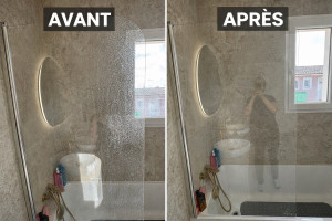 Photo de galerie - Avant/Après d’une vitre de douche avec beaucoup de calcaire la surface a été nettoyé sans produit chimique pour ça soit propre naturellement 