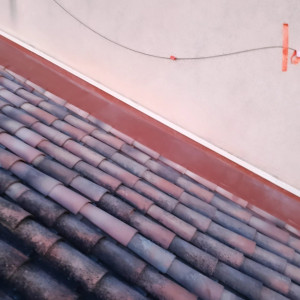 Photo de galerie - Reprise d’étanchéité (solin) pour suppression des infiltrations entre toiture tuiles et façade