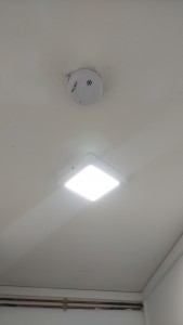 Photo de galerie - Pose d'un plafonnier et d'un détecteur de fumée dans un couloir