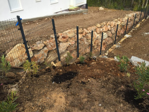 Photo de galerie - Pose clôture rigide avec forte pente 