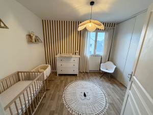 Photo de galerie - La chambre du futur bébé de la marraine de mon Fils, tapisserie sur le mur du fond. 