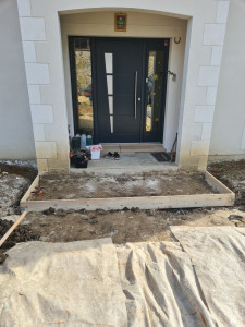 Photo de galerie - Je prépare pour couler une dalle béton devant l'entrée du maison.
j'ai prépare l'encadrement par la suite, pose geotextile,pose plastique,pose grille.