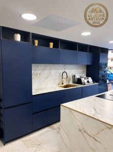 Photo de galerie - Cuisine moderne sur mesure (haute gamme), réalise avec une finition élégante et contemporaine. Facades bleu nuit mat sans poignée, avec nombreux rangement et électroménagers intègres. L’ensemble est sublimé par un plan de travail et un ilot en marbre