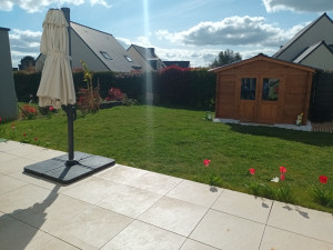 Photo de galerie - Jai fait en sorte d'avoir un terrain droit sans marche entre la terrasse et la pelouse en ajoutant de la terre végétale. J'ai semé, posé la terrasse, et monté l'abri de jardin