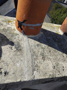 Photo de galerie - Rebouchage de fissure sur une cheminée.