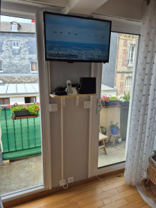Photo de galerie - Mise en place tele au mur et tablette avec baguette electrique