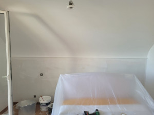 Photo de galerie - Rénovation d'une chambre. 
Application d'une nouvelle peinture 