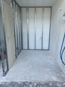 Photo de galerie - Montage d’une cloison métallique