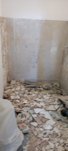 Photo de galerie - Photo du chantier après avoir cassé la précédente salle de bain AVANT 