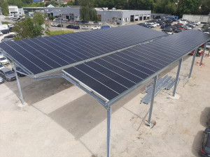 Photo de galerie - Pose de l' hombriere et raccordement de l' installation électrique du Kit panneaux solaires chantier espace 3000 Besançon 
