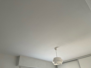 Photo de galerie - Suite à un dégât des eaux, pose de toile lisse au plafond avec deux couches de peinture