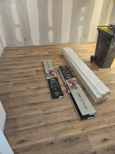 Photo de galerie - - Ragréage autolissant  entre raccord moquette et béton  
- Pose d'un parquet pvc lame de 152,4/ 22,5 de marque Berry Alloc
produit  étanche  , de qualités,  ( pas leroy merlin ou brico depot ) et parfois moin chere !!
Garantie  20 ans 