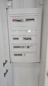 Photo de galerie - Tableau électrique triphasé réalisé par NGN Elec ! Équipé avec parafoudre, peignes et disjoncteurs Hager. Sécurité et conformité assurées ! ⚡?✨

