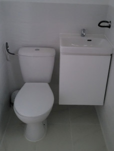 Photo de galerie - Installation de toilettes et d'un lave-mains après finition du carrelage