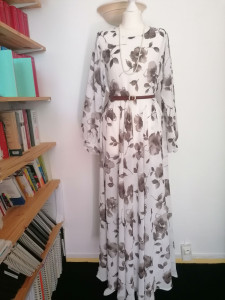 Photo de galerie - Robe langue cloche avec manches bouffantes 