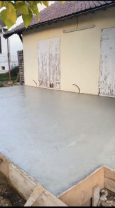 Photo de galerie - Coulage d’une dalle en béton pour la réalisation d’une terrasse.