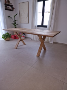 Photo de galerie - Une table en bois plateau de manguier et pieds en châtaigner fabriquer et vitrifié par mes soins. le plateau a été fournis par le client et jais fait le reste.