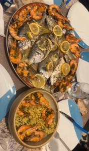 Photo de galerie - Dorade aux four avec farces marocaines,crevettes marinées et riz au safran en pistils , oignon rouge et persil 