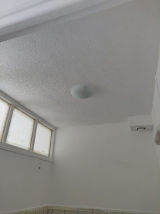 Photo de galerie - Rénovation plafond, avec pose d'un revêtement en dalle polystyrène 