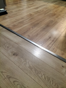 Photo de galerie - Pose de parquet stratifié dans une pièce de vie 