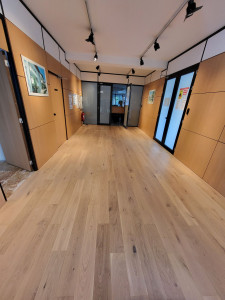 Photo de galerie - Pose d'un parquet collé en lame droite 