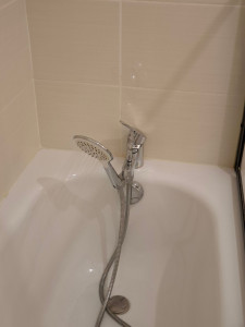 Photo de galerie - Installation d’un mitigeur de salle de bain ?
Mitigeur installé proprement, bien fixé et sans fuite, avec raccordements d’eau chaude et froide sécurisés.